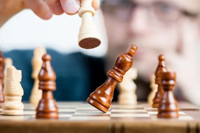 Na czym polega gra w szachy? Poznaj zasady i strategie, które działają Na czym polega gra w szachy? Poznaj zasady i strategie, które działają